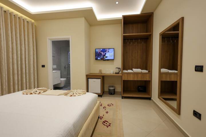 Room 17 of 33