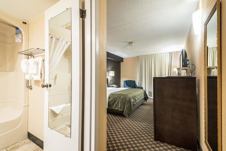 1 King Bed (1 of 11)