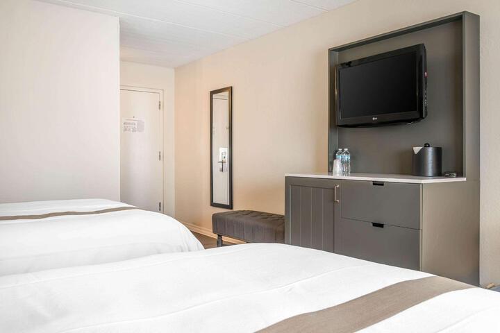 1 King Bed (3 of 10)