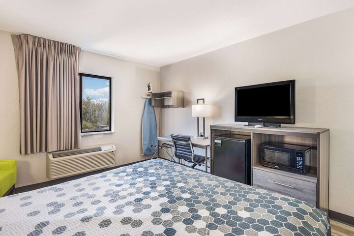 1 Queen Bed (8 of 16)