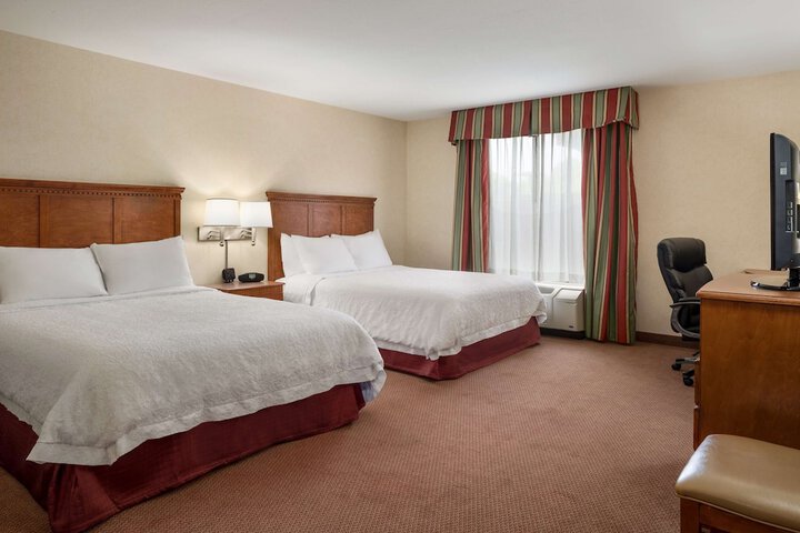 2 Queen Beds (7 of 12)