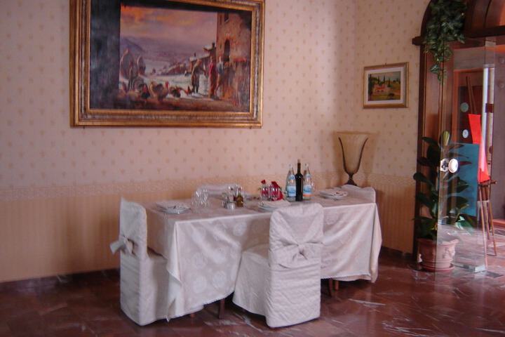 Dining 8 of 17