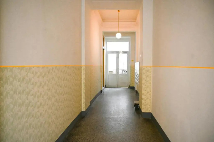 Room 8 of 12