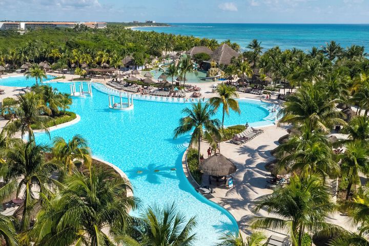 Hotel Pool