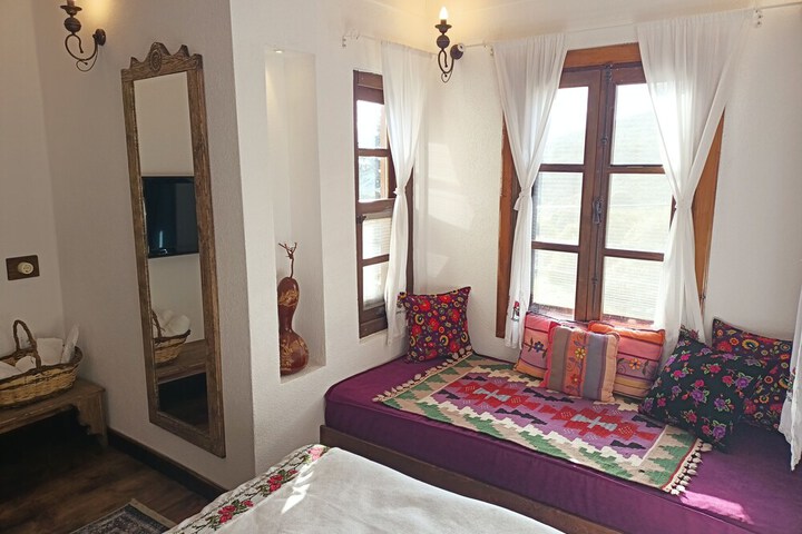 Room 4 of 85