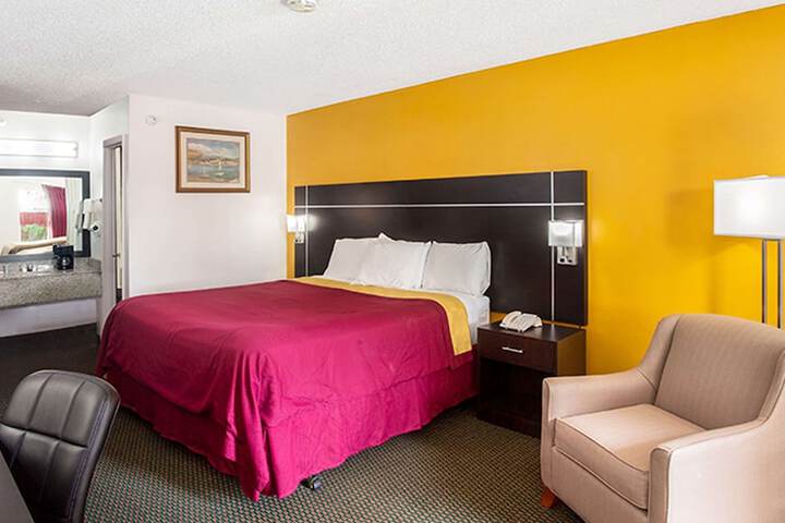 1 King Bed (8 of 10)