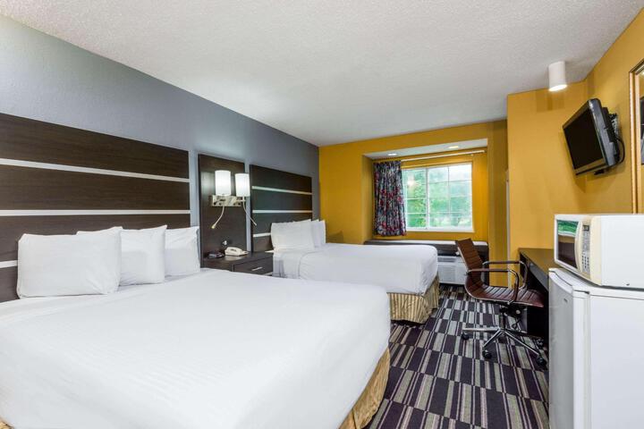 1 Queen Bed Accessible Room (11 of 21)