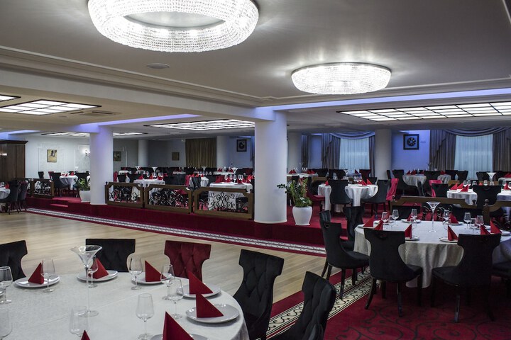 Ballroom/Hall 48 of 70