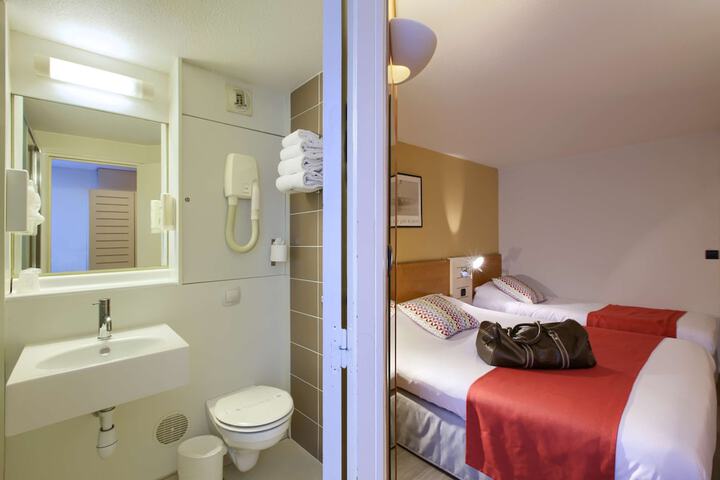Room 16 of 32