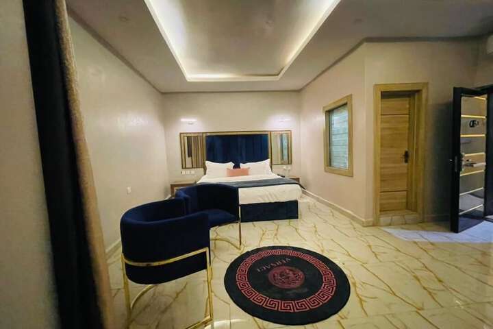 Room 7 of 12