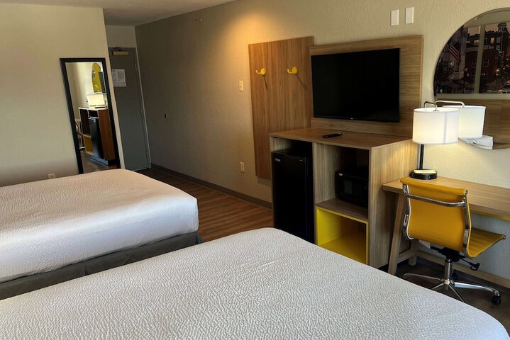 1 Queen Bed (9 of 25)