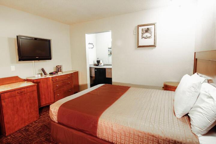 1 Queen Bed (12 of 16)