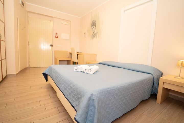 Room 13 of 26