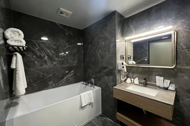 Room 25 of 33