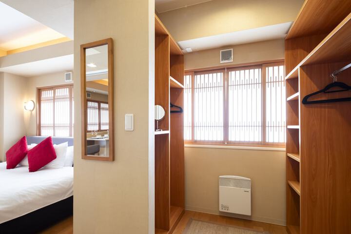 Room 16 of 32