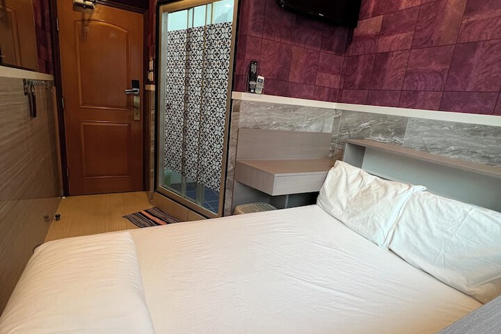 Room 12 of 21