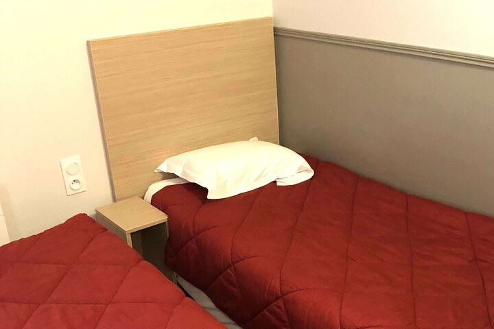 Room 13 of 33