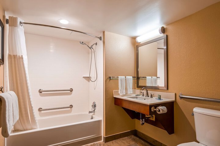 1 King Accessible Comms Assist Bathtub Microwave, Refrigerator Sofa Bed Full Breakfast (17 of 19)