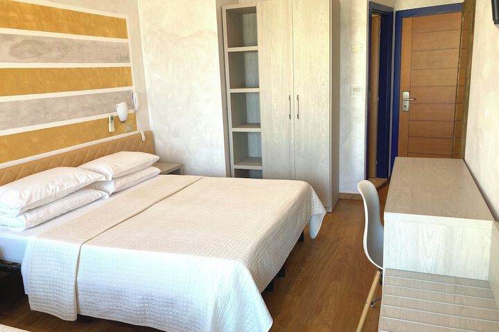 Room 8 of 40