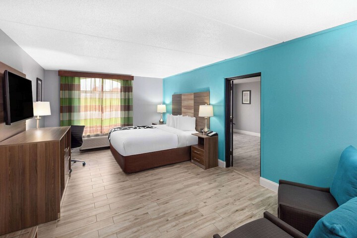 1 King Bed 1 Sofa Bed Kitchenette (4 of 17)