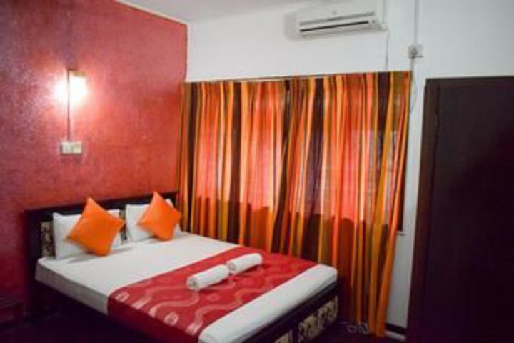 Room 9 of 13