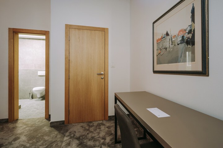 Room 8 of 129