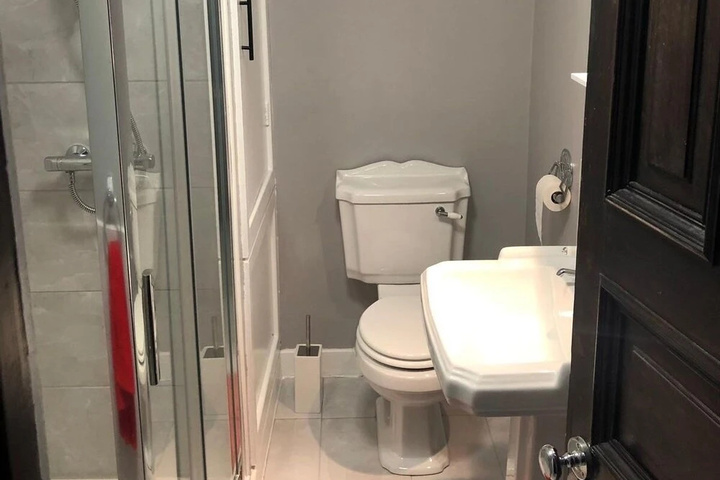 Room 9 of 10
