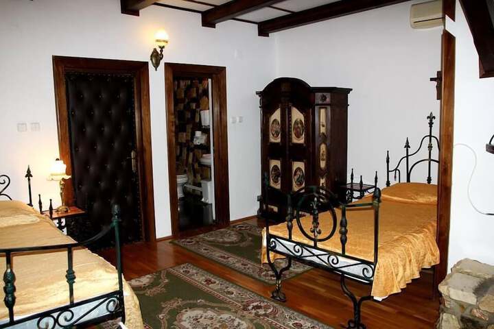Room 33 of 91