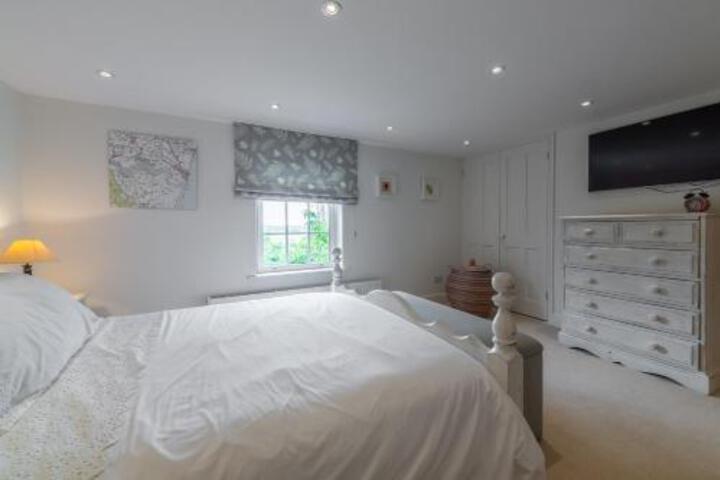 Room 5 of 12
