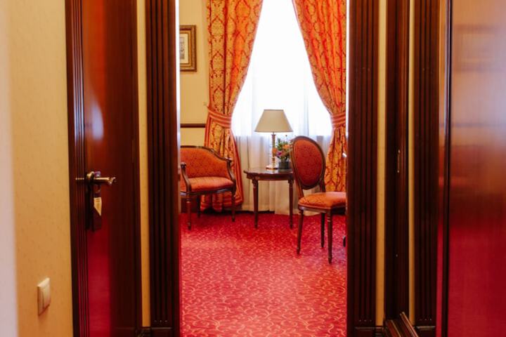 Room 8 of 85