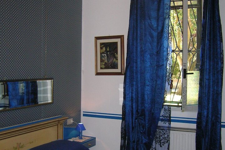 Room 8 of 166