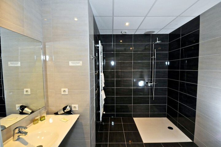 Room 16 of 33
