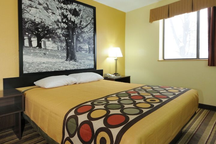 Queen Bed Bathtub Accessible (2 of 11)