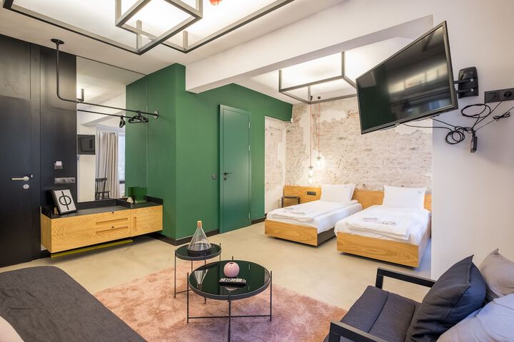 Room 4 of 76