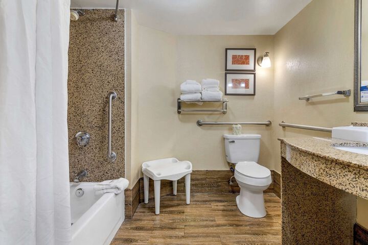 2 Queen Beds Suite (23 of 33)