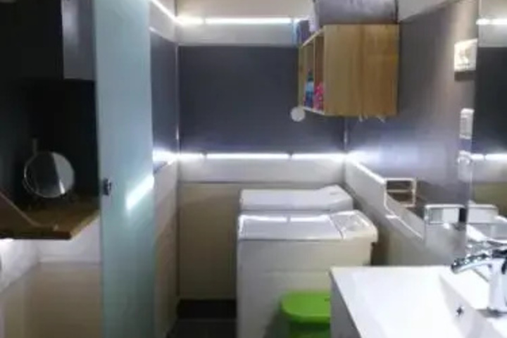 Room 4 of 7