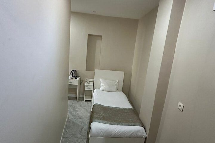 Room 13 of 27