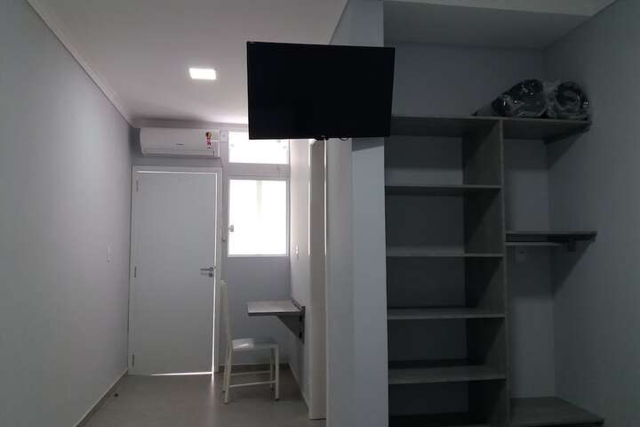 Room 6 of 12