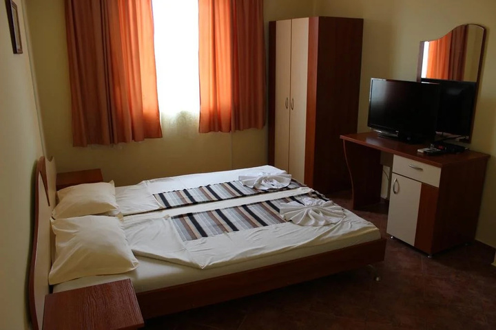 Room 6 of 15