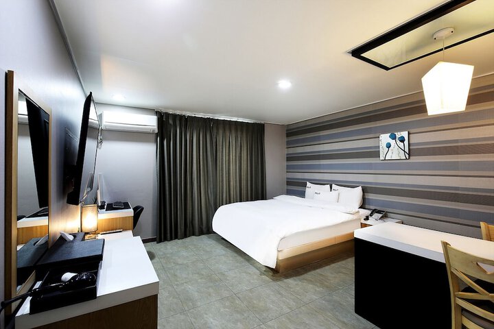 Room 9 of 47
