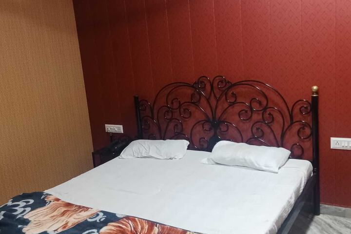 Room 8 of 16