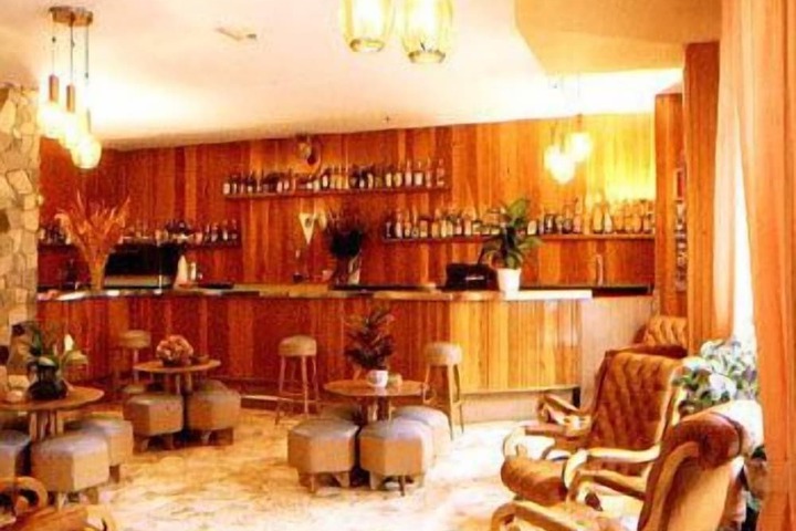 Lounge 30 of 35