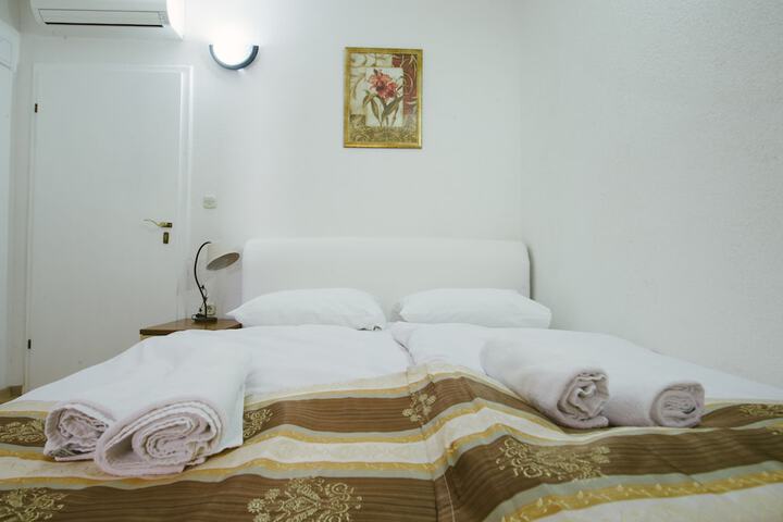 Room 37 of 103