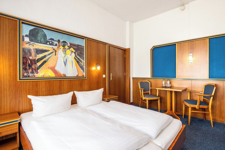 Room 25 of 103