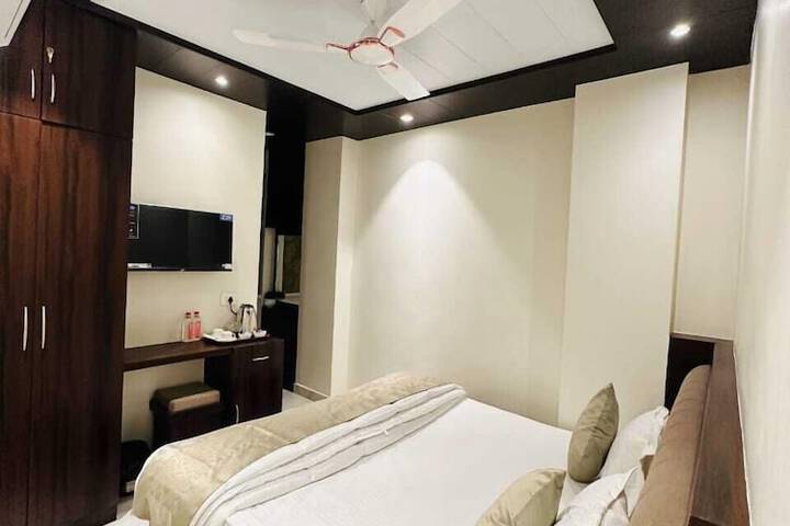 Room 6 of 9
