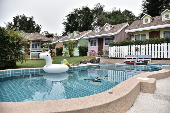 Pool 25 of 37