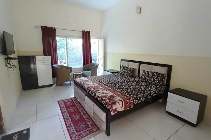 Room 4 of 16