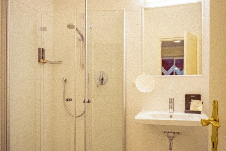 Room 26 of 40