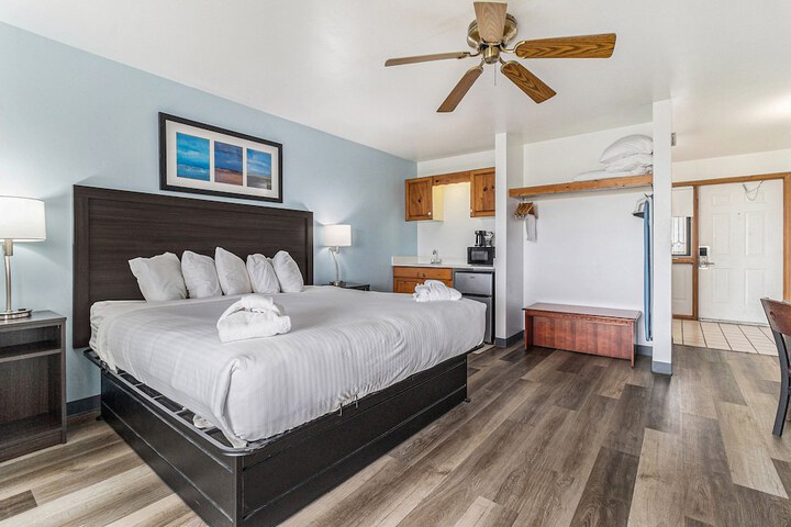 Classic King Bed Lake View Accessible (16 of 109)