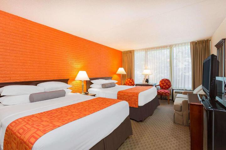 2 Queen Beds (2 of 5)